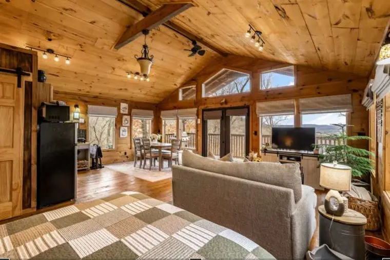 The Oasis, a romantic Eureka Springs cabin for two